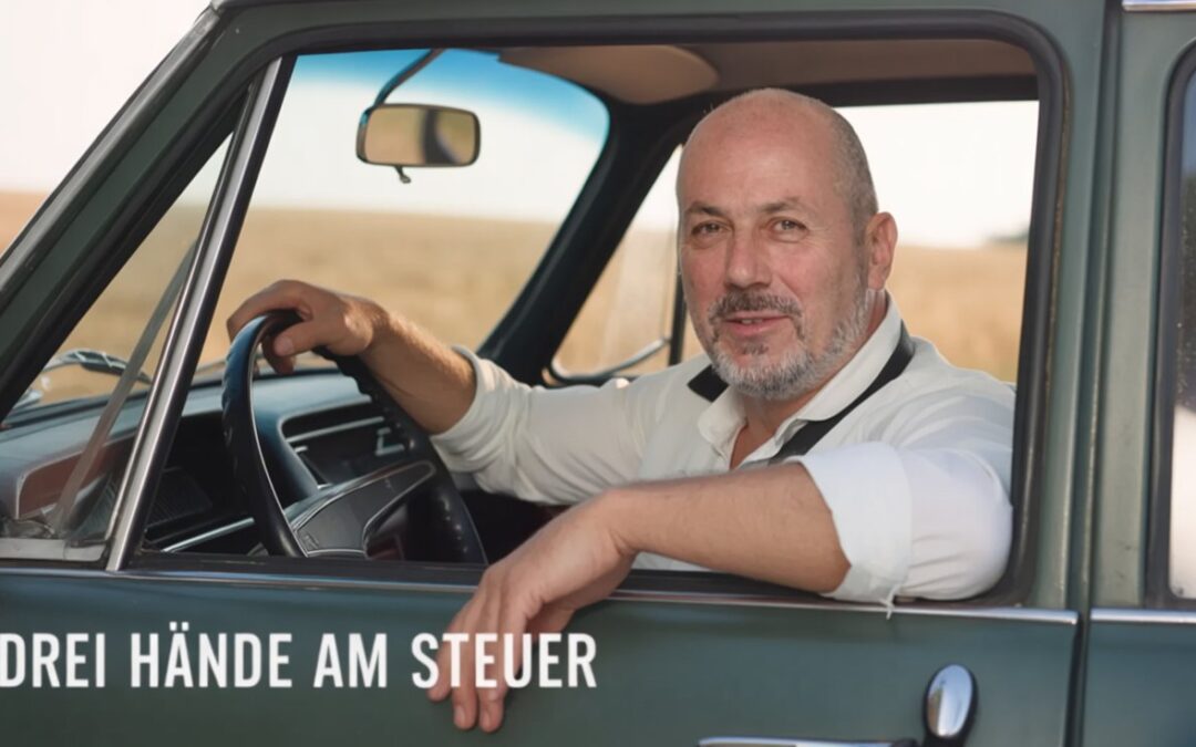 Drei Hände am Steuer